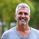 Javier M., 55 años, sonriendo mientras hace ejercicio